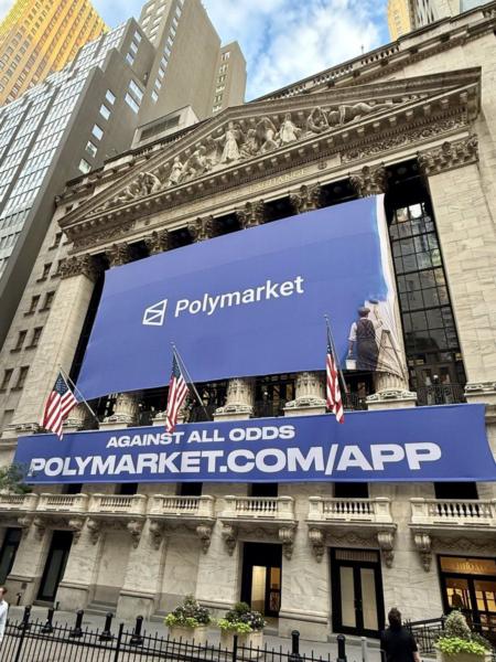 Foto a livello stradale dell'edificio della borsa con banner e marchio Polymarket