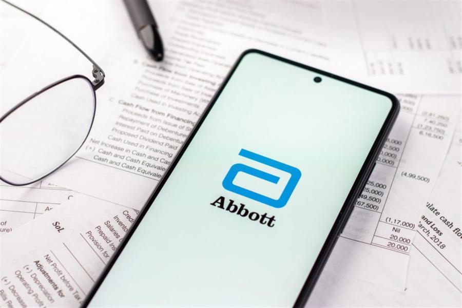West Bangal, India - April 20, 2022 : Abbott Laboratories logo on phone screen stock image. — Stock Editorial Photography