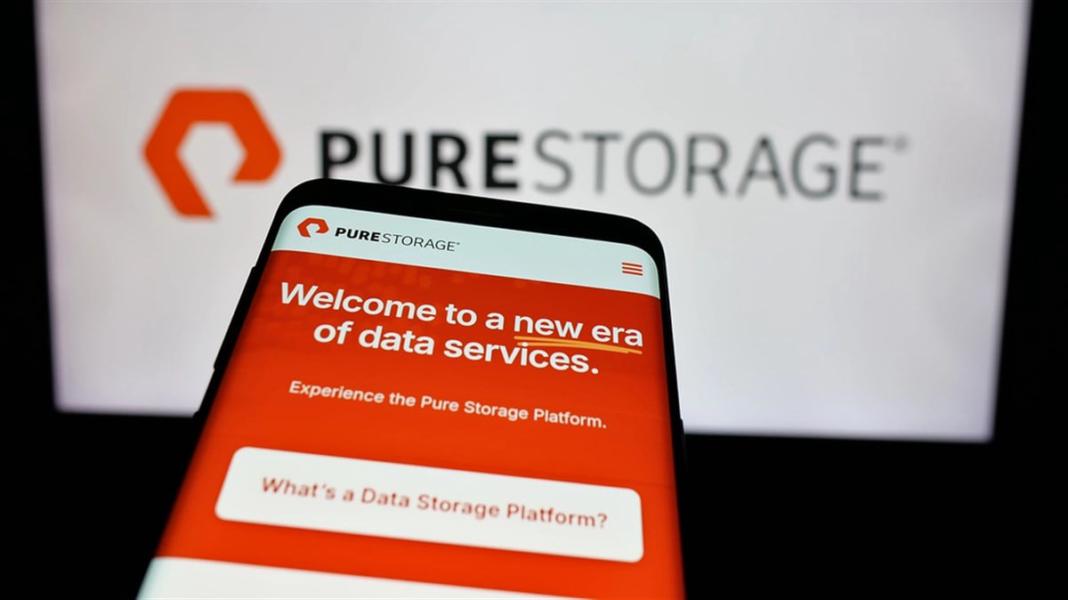 Stuttgart, Germany - 12-13-2024: Person holding smartphone with logo of US software company Pure Storage Inc. on screen in front of website. Focus on phone display. — Stock Editorial Photography