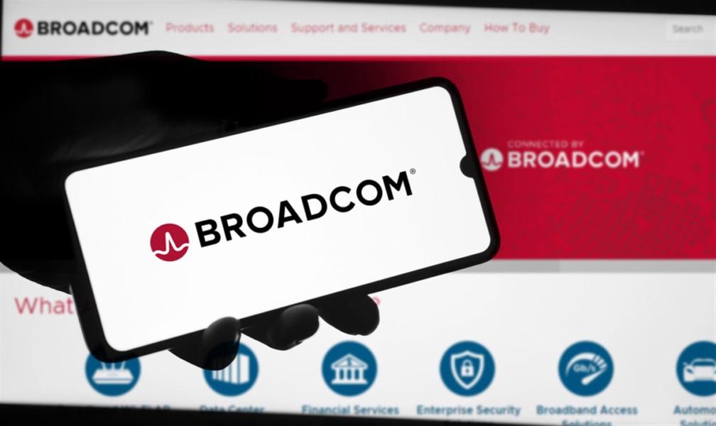Broadcom logo is displayed on smartphone. Broadcom is an American semiconductor company. — Stock Editorial Photography