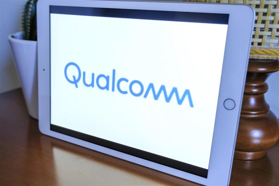 May 2021 Milan, italy: Qualcomm company logo icon close-up on tablet screen in the office. Qualcomm illustrative brand — Stock Editorial Photography