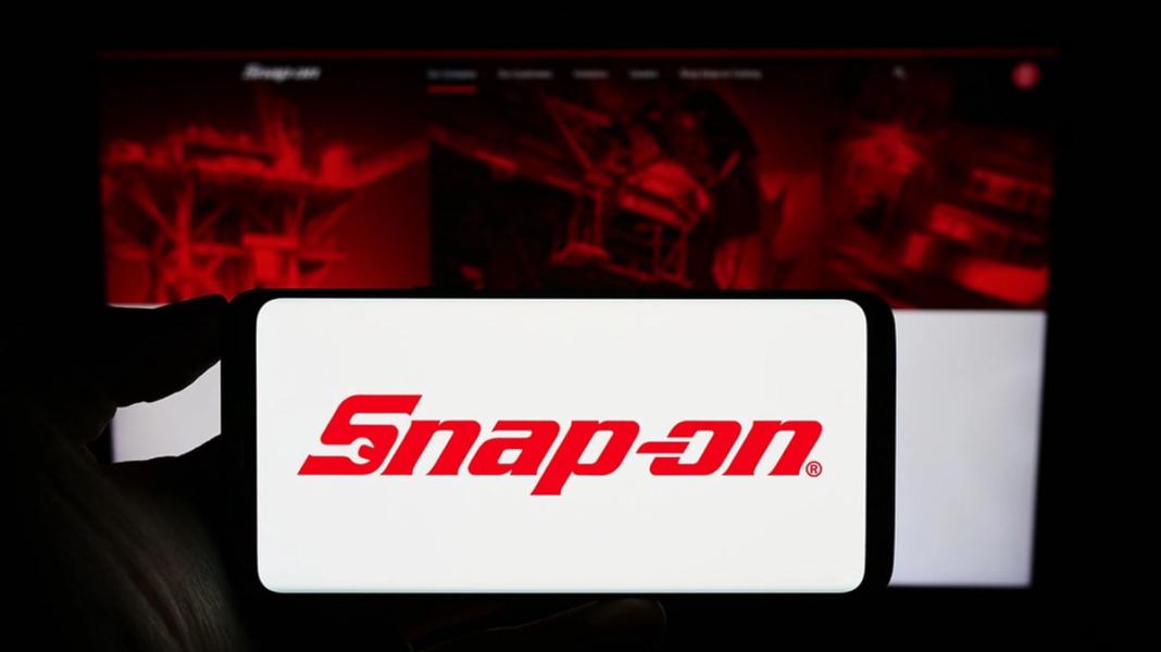 Stuttgart, Germany - 08-08-2023: Person holding smartphone with logo of US tools company Snap-on Incorporated on screen in front of website. Focus on phone display. — Stock Editorial Photography