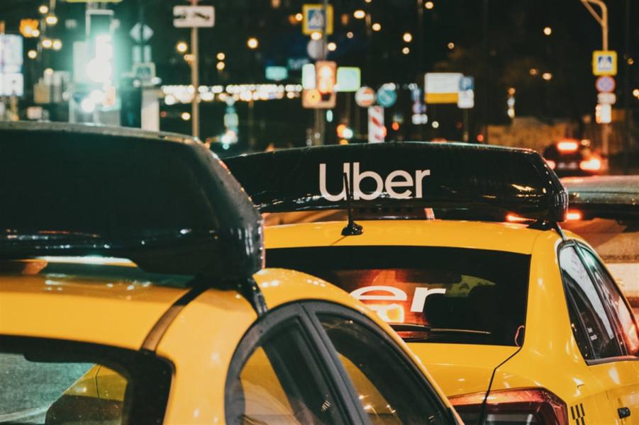 Taxi stand with Uber yellow cabs at night, Moscow, 31 Oct 2021 — Stock Editorial Photography