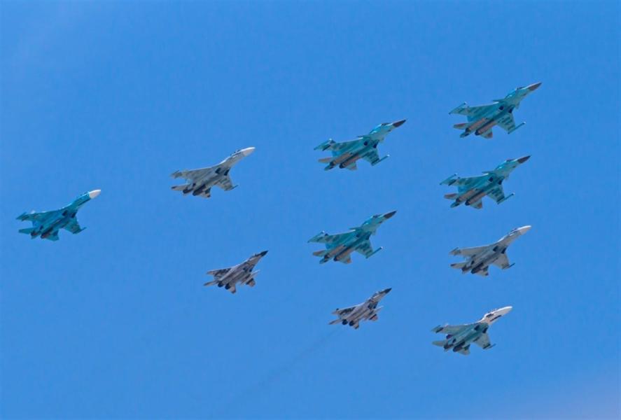 Mixed formation of MiG and Su fighters — Stock Editorial Photography