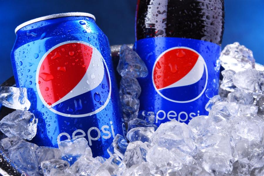 Bottle and can of Pepsi in bucket with crushed ice - Stock Editorial Photography