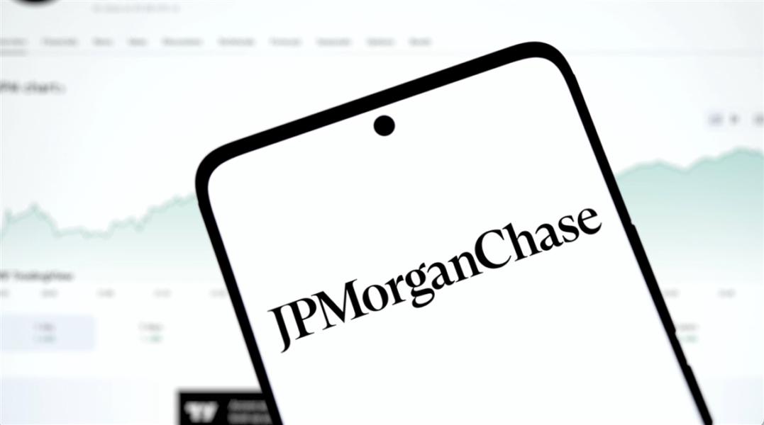 Dhaka, Bangladesh- 25 Dec 2024: JPMorganChase logo is displayed on smartphone. — Stock Editorial Photography
