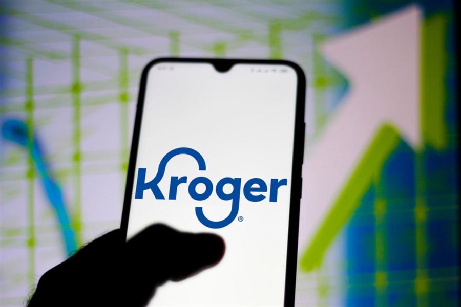 June 16, 2020, Brazil. In this photo illustration the Kroger Company logo seen displayed on a smartphone — Stock Editorial Photography