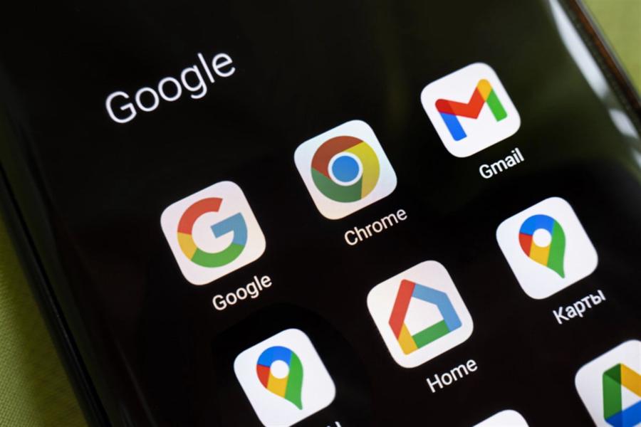 Barnaul. Russia. June 21 2022: Google services apps icons on the screen smartphone. Google is the biggest Internet search engine in the world. - Stock Editorial Photography